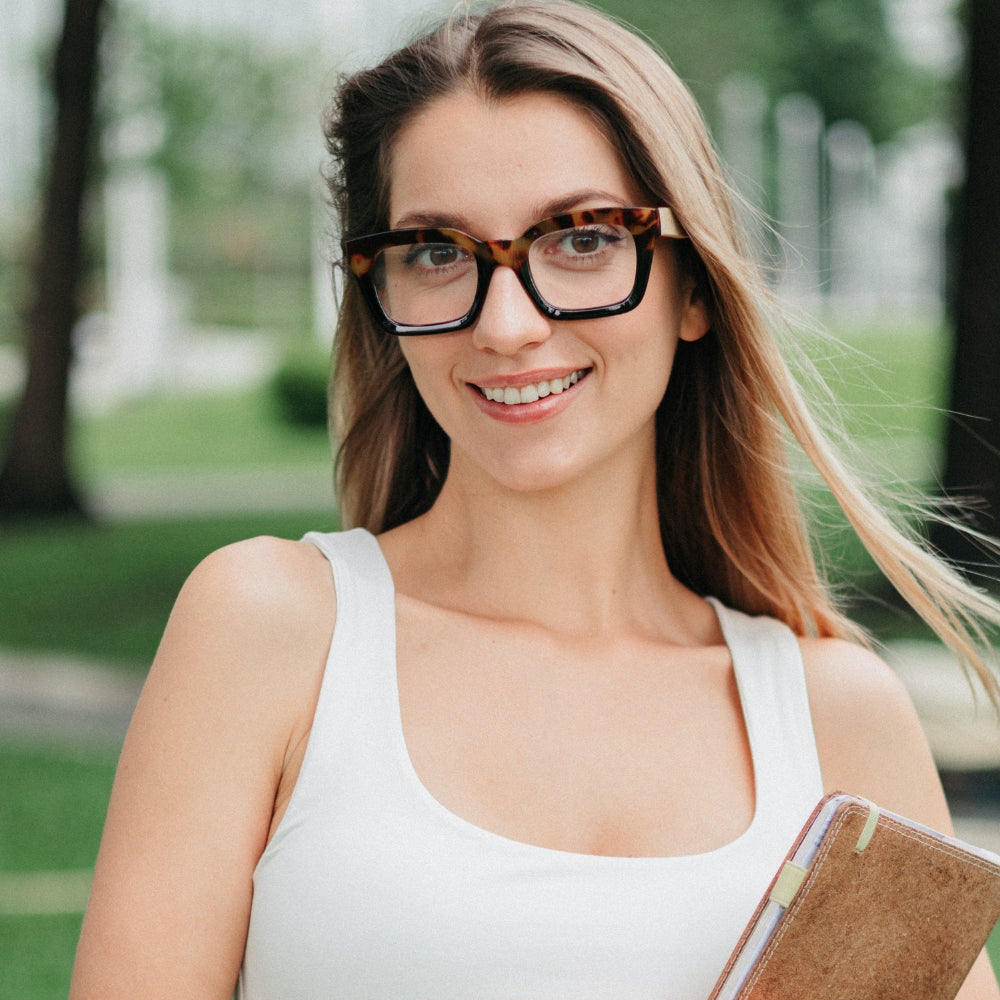 ZAHRA TOFFEE  l Magnifying Blue Light Reader