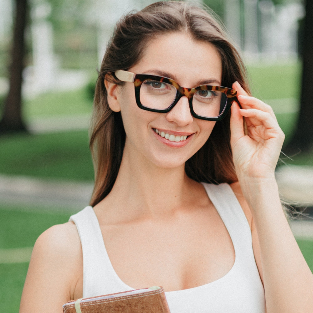 ZAHRA TOFFEE  l Magnifying Blue Light Reader